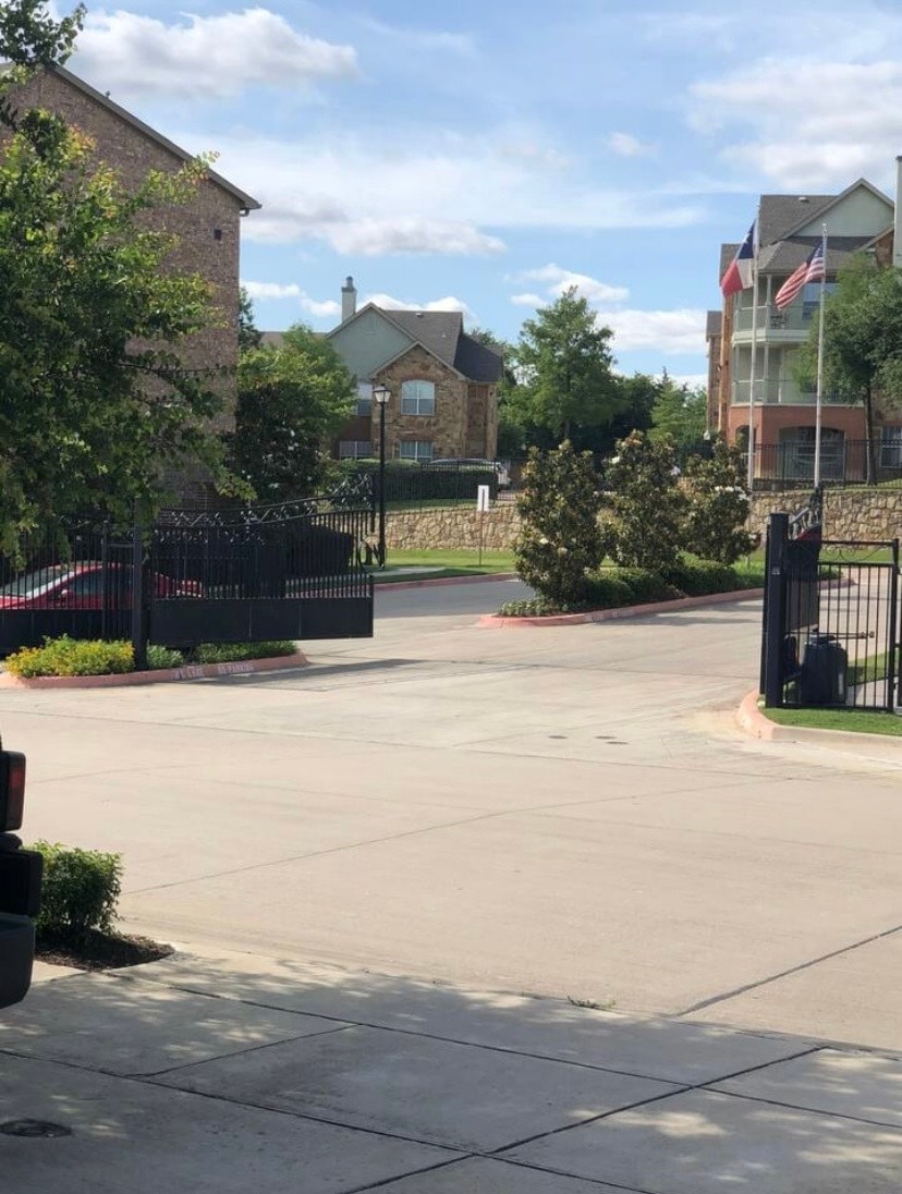 Gated community - 580 Hampshire Dr