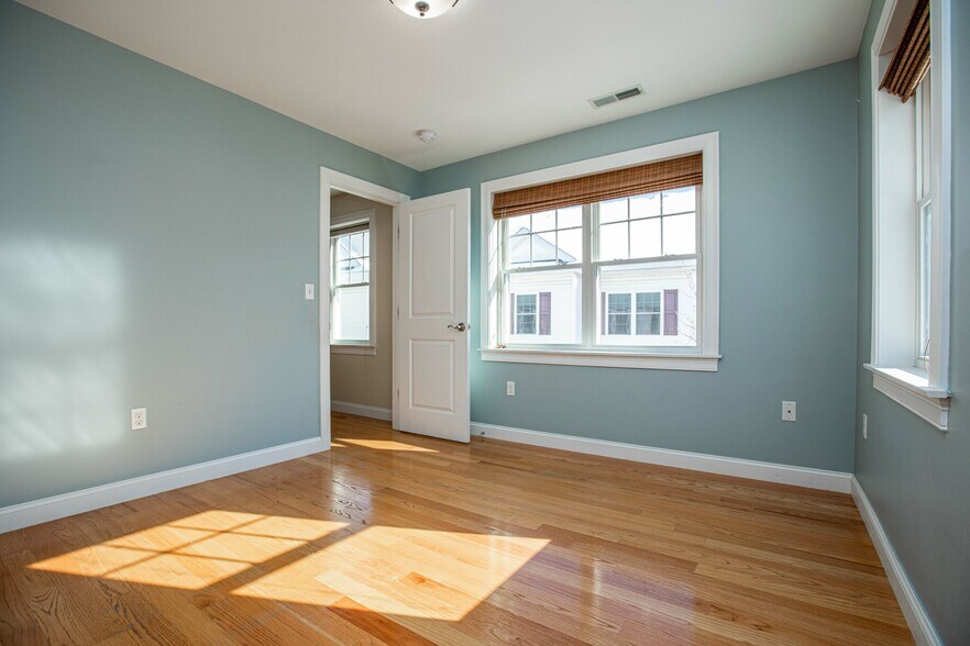 Building Photo - 8 Summer Hill Cir