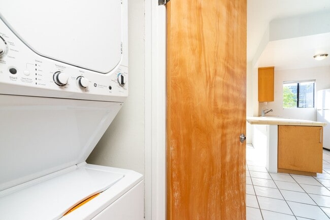 Building Photo - Prime Venice 1Bed/1Bath Condo! Don't Miss Out!