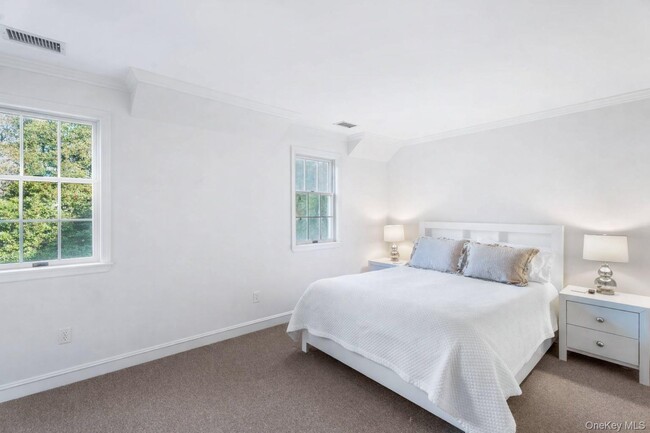 Building Photo - 45 Quogue St