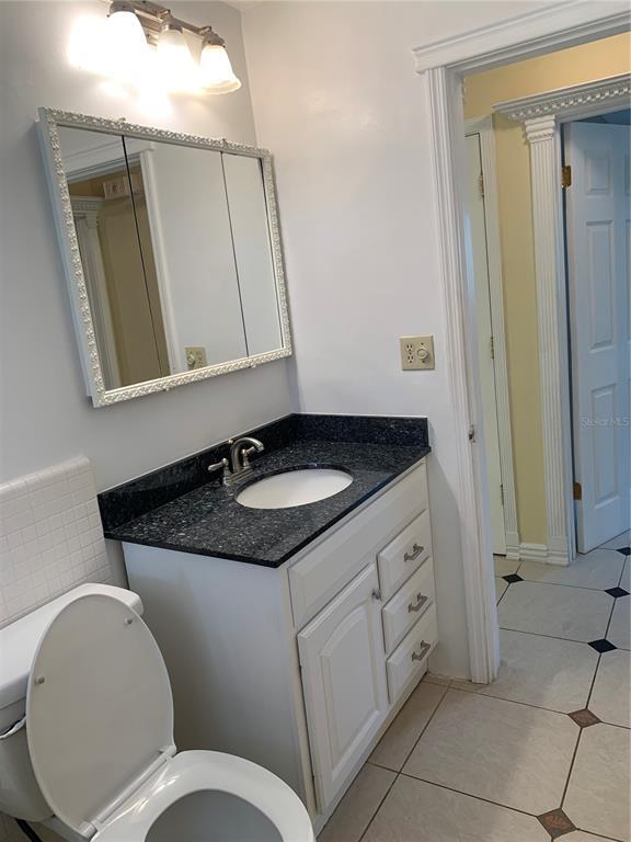 Building Photo - 586 E Lake Dr