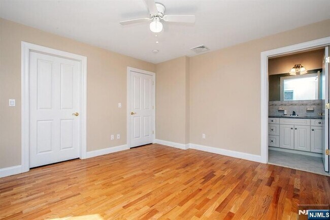 Building Photo - 470 Chestnut St