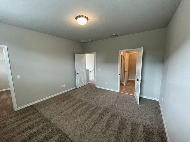 Building Photo - Spacious 3 Bedroom, 2.5 Bath Townhome in L...