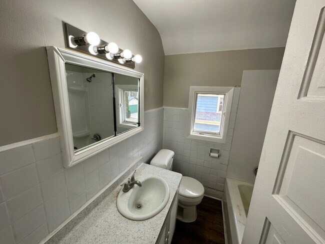 Building Photo - 832 Hackett St