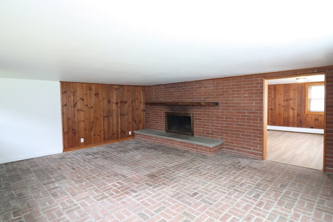 Building Photo - 235 Thompson St