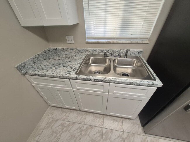 Building Photo - 1921 Truman Rd