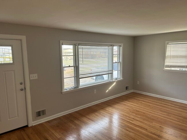 Building Photo - 2328 Farnsley Rd