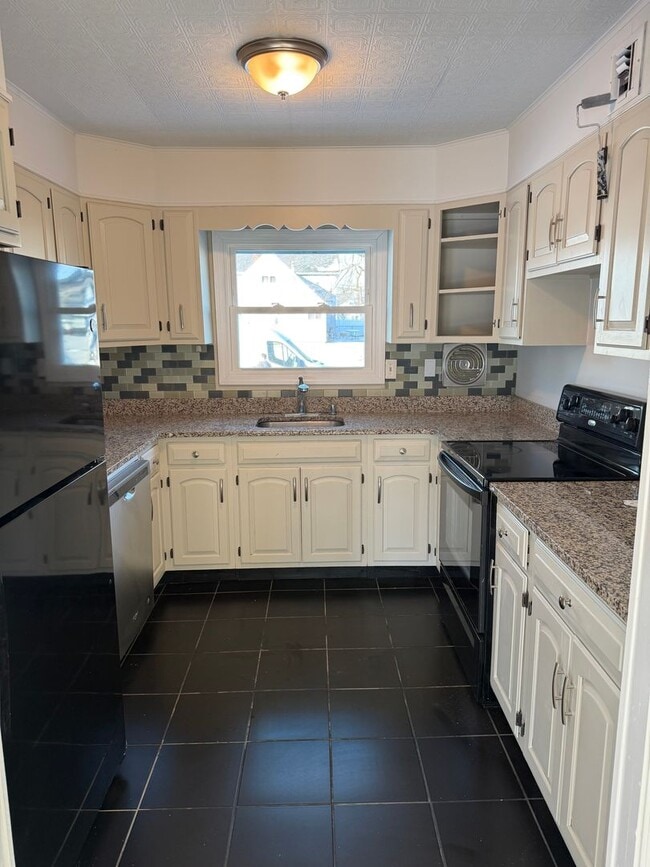 Building Photo - Fantastic 4 Bedroom 2 Bath Expanded Home