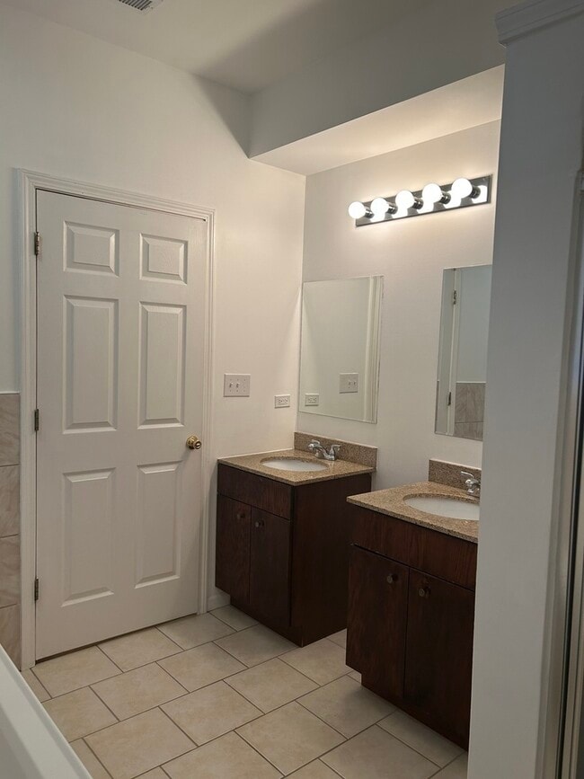 Building Photo - 3549 S King Dr