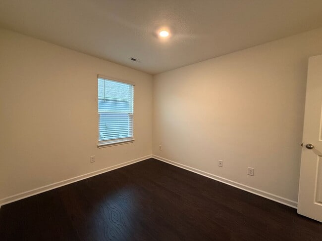 Building Photo - 4 Bedroom 2 Bathroom Home located in Greeneville, TN