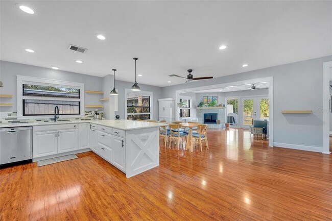 Building Photo - 1081 Lake Weldona Dr