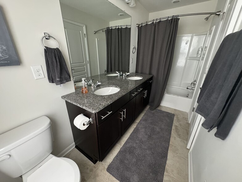 Building Photo - 2948 Glenbar Cir