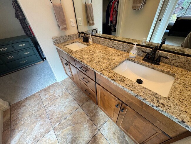 Building Photo - Short Term Fully Furnished Rental! Available May 1st - October 31st!