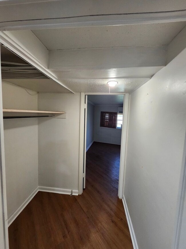 Building Photo - The House Boat Garage Apartment