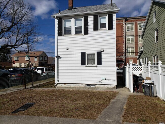 Building Photo - 159-02 59th Ave