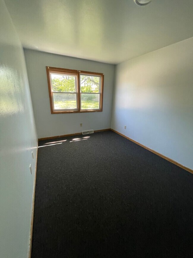Building Photo - 8809 W Villard Ave