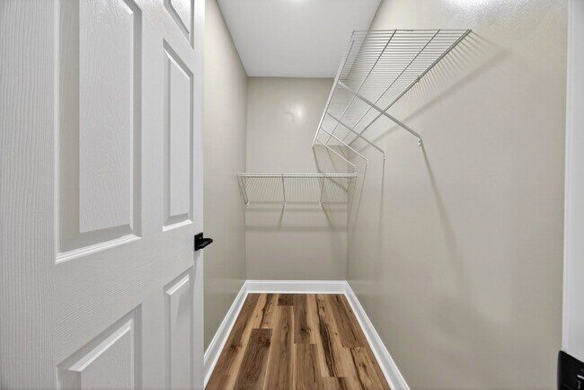 Building Photo - 2218 Holt Dr