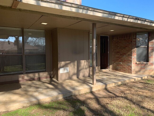 Building Photo - 3/2/2 in NRH