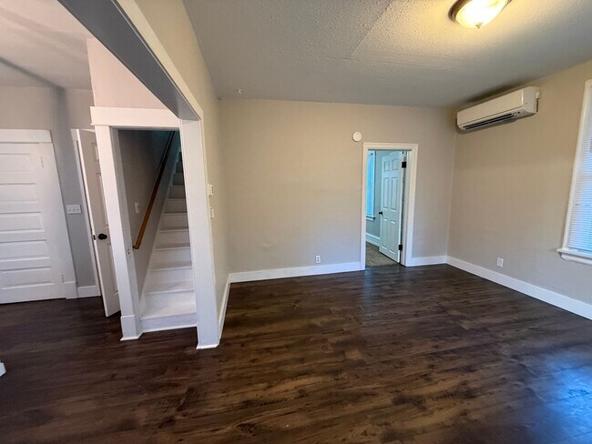 Building Photo - Monroe 1 Bedroom Home