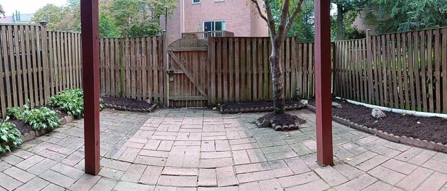 Building Photo - Delightful 4BR TH in highly desired Chapel Hill community of Lutherville Timonium