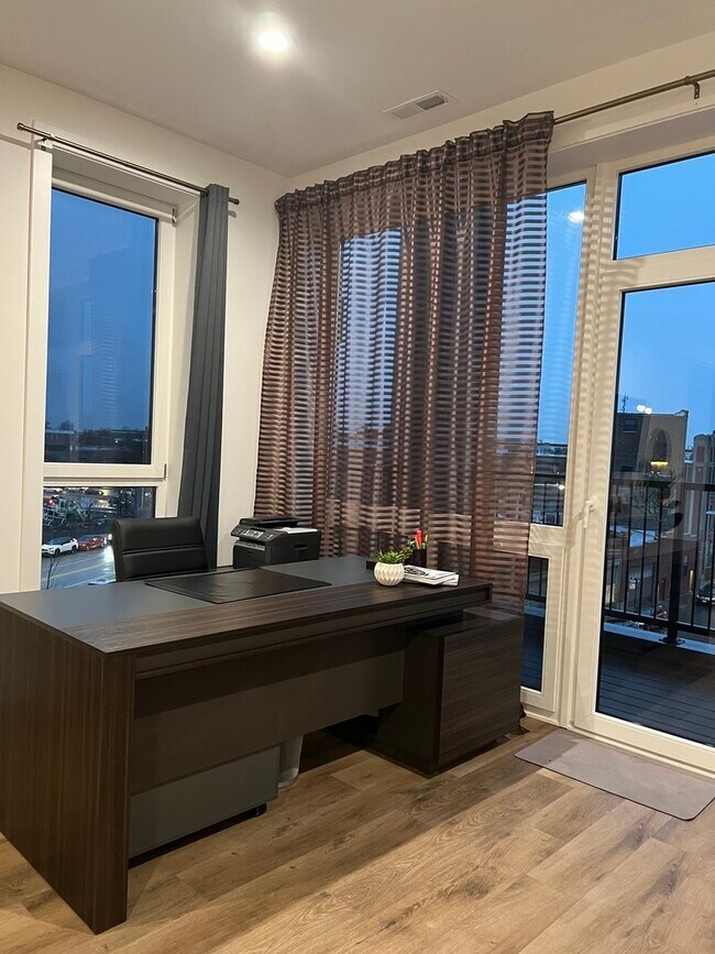 Building Photo - 815 N Richmond St