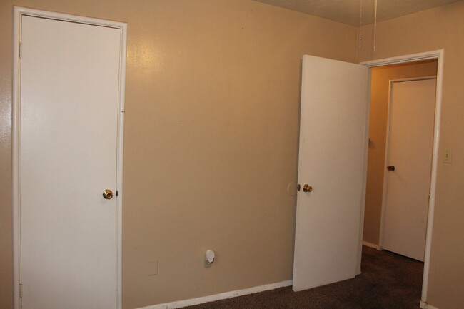 Building Photo - 3 Bed, 1 1/2 bath, 1 Car Garage - Tinker C...