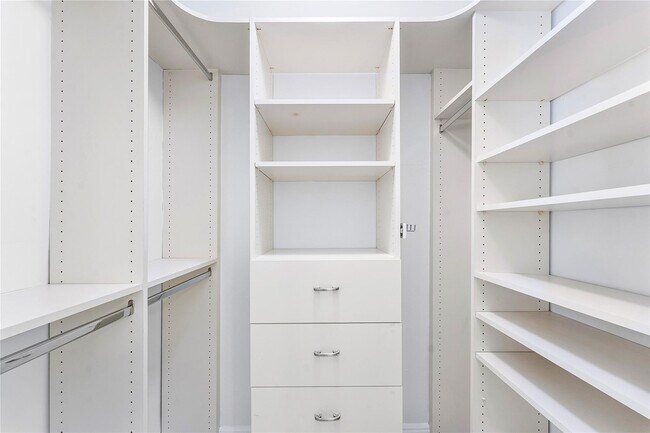 Building Photo - 2443 NE 26th St