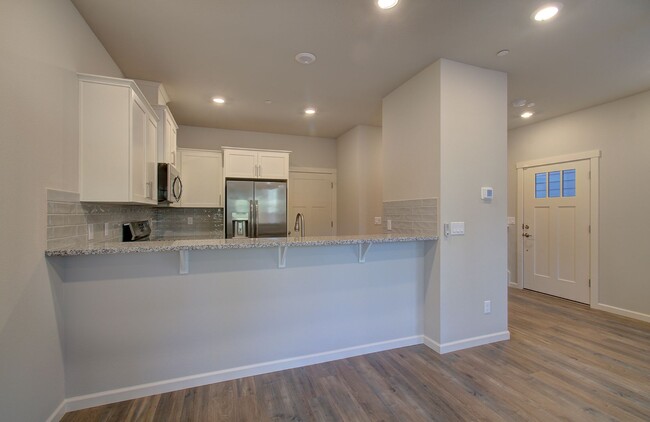 Building Photo - Immaculate Ridgefield Townhome