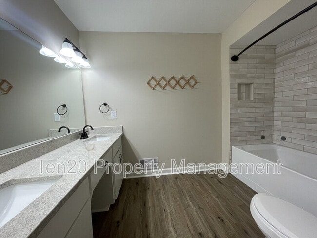 Building Photo - 2005 Landau Dr