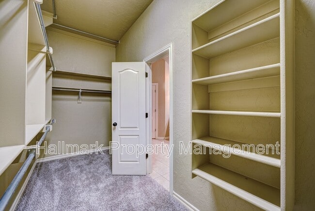 Building Photo - 1042 Hidden Oaks Way