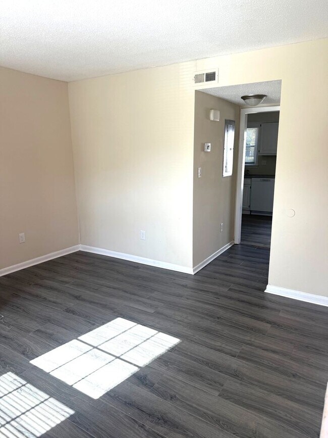 Building Photo - 800 Verdant Dr
