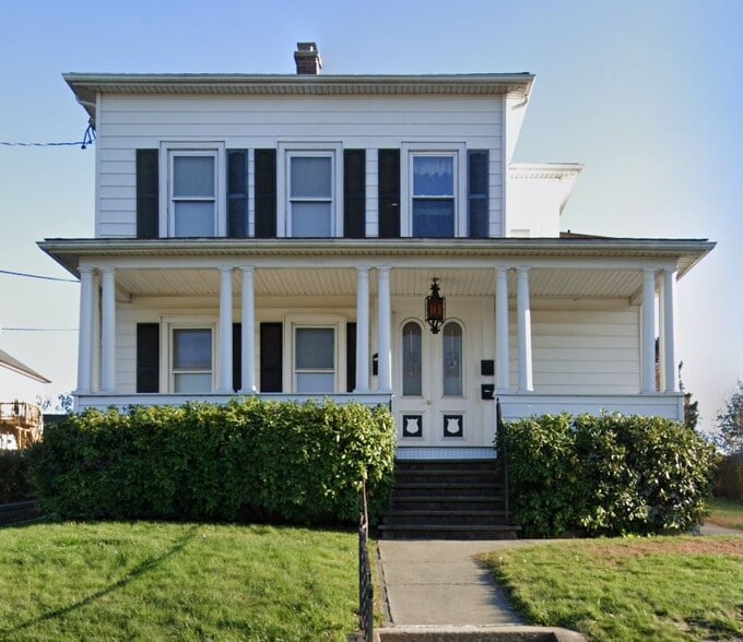 Front of house - 102 E Liberty St