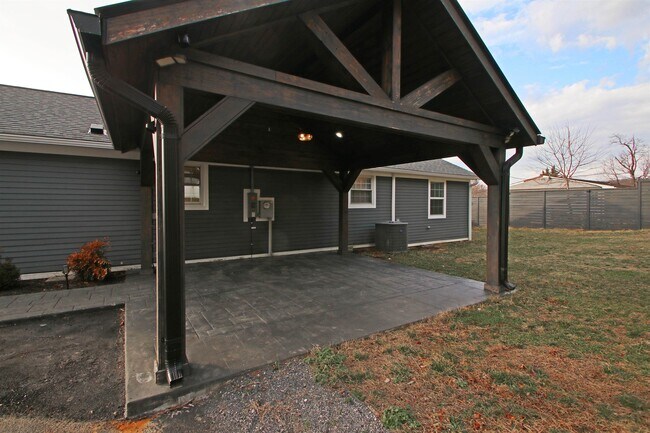 Building Photo - 3205 Oak Ridge Rd