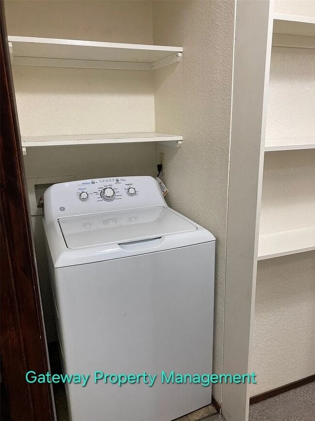 Building Photo - 2 bedroom Townhouse outside Shelton