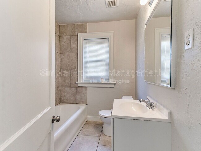 Building Photo - 946 East Dr