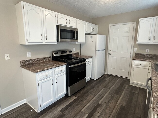 Building Photo - Ready to View! Updated 3/2 Home High Point...