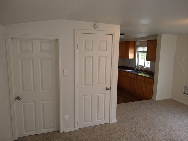 Building Photo - Retsil Rd. Duplex