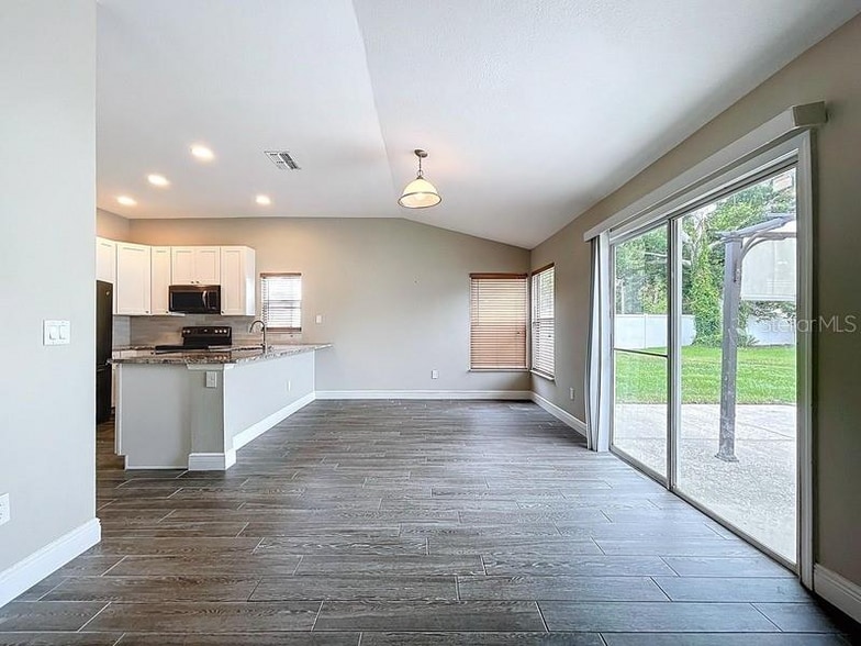 Building Photo - 2049 Darlington Oak Dr