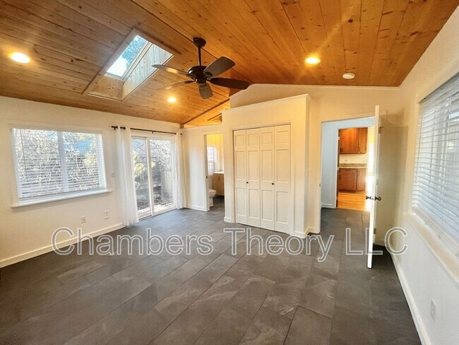 Building Photo - 1252 NW Milwaukee Ave