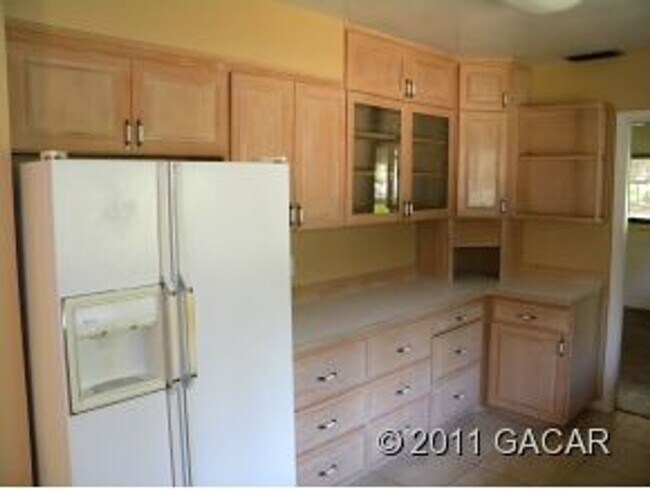 Building Photo - Black Acres-Three Bedroom, Two Bath 2068sf 1/2 mile to Law School or the Swamp