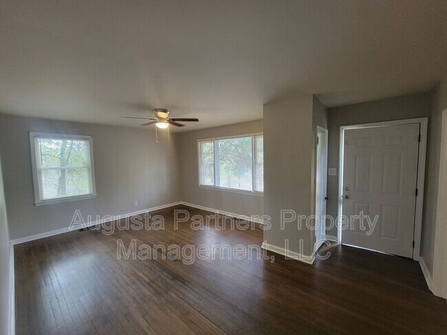 Building Photo - 2826 Thomas Ln