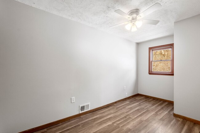 Building Photo - SCORE $500 OFF 1ST MONTH OF RENT! 2 bedroo...