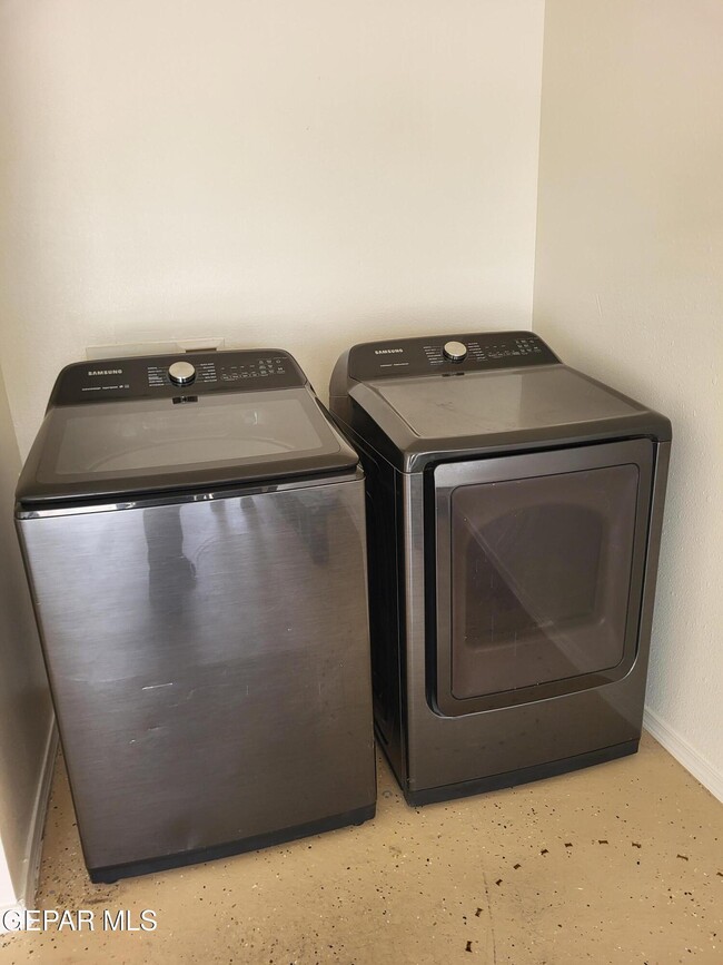 Building Photo - 1733 Shreya St