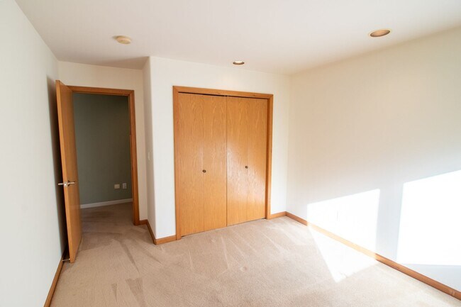 Building Photo - 4bd/4ba Bellevue Home