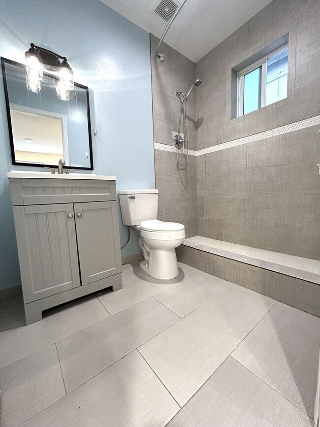 Building Photo - 1-Bedroom ADU with Full Kitchen, Loft & In...