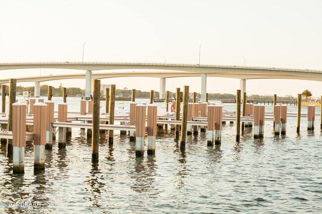 Building Photo - 231 Riverside Dr