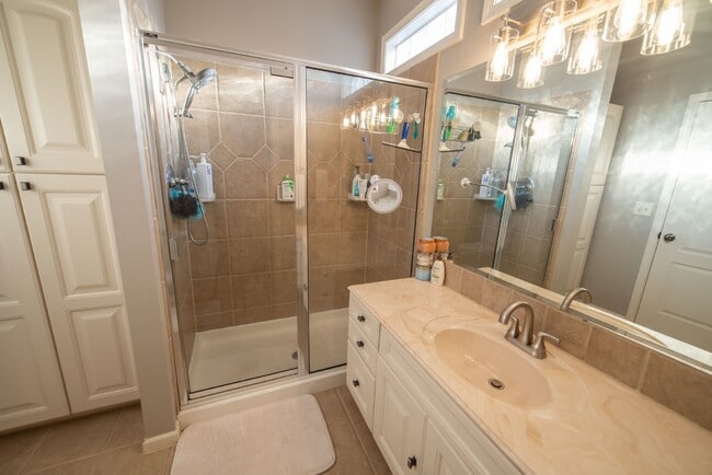 Building Photo - 5 Bedroom, 3 Bathroom house with completed...