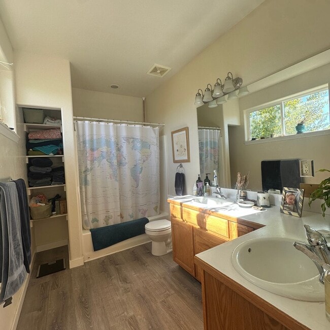 Building Photo - Spacious  3 bedroom 2.5 bathroom townhouse