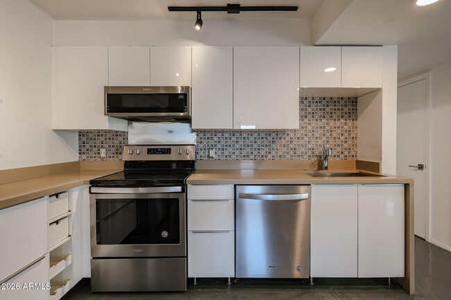 Building Photo - 353 E Thomas Rd