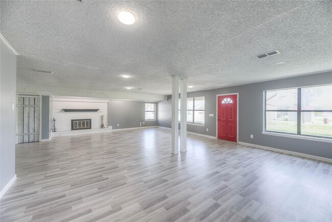 Building Photo - 20 W Oak Rdg Dr